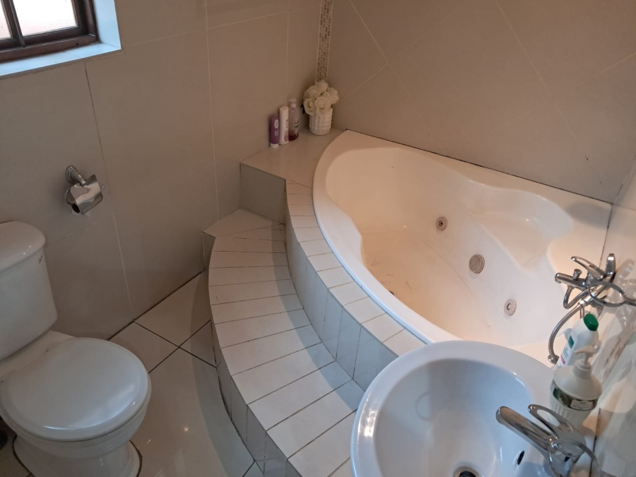 6 Bedroom Property for Sale in Safari Gardens North West
